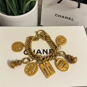 CHANEL ゴールドチャーム 11 RUE CAMBON PARIS CHANEL ゴールドチャーム 11 RUE CAMBON PARIS CHANEL RUE